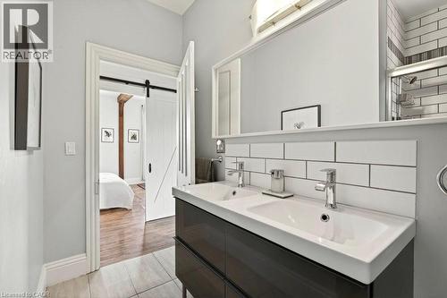 87 East Avenue N, Hamilton, ON - Indoor Photo Showing Bathroom