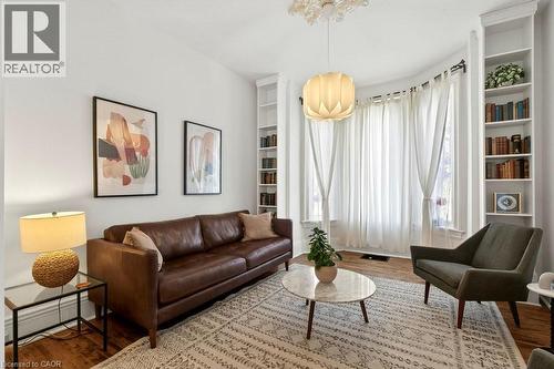87 East Avenue N, Hamilton, ON - Indoor Photo Showing Living Room