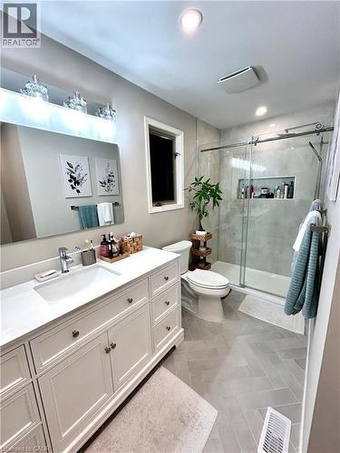 593 Southridge Drive, Hamilton, ON - Indoor Photo Showing Bathroom
