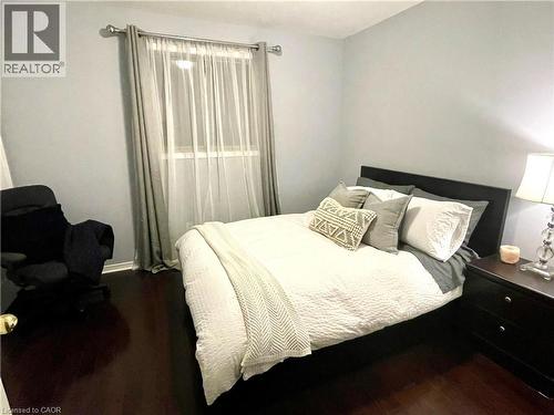 593 Southridge Drive, Hamilton, ON - Indoor Photo Showing Bedroom