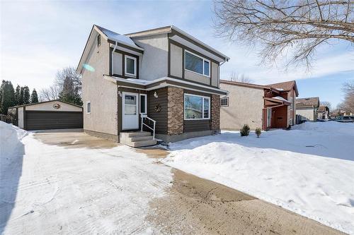 84 Turnham Drive  Winnipeg, MB R2N 2K2