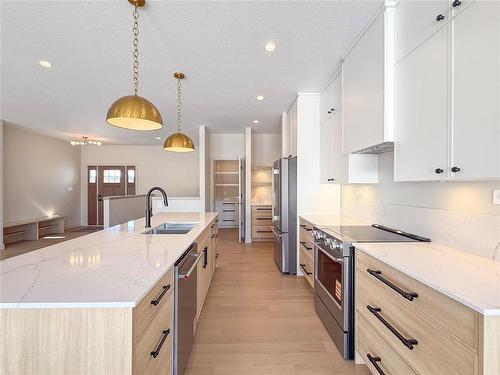 37 Fieldstone Crescent, Brandon, MB - Indoor Photo Showing Kitchen With Upgraded Kitchen