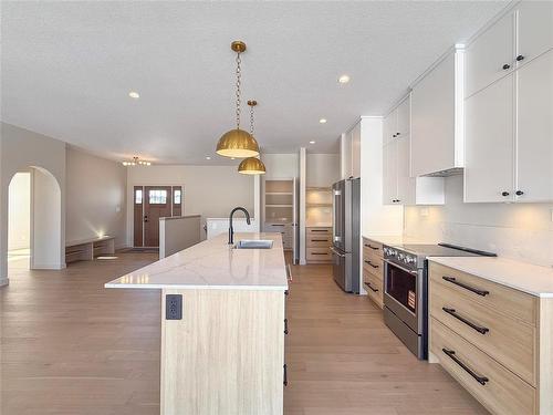 37 Fieldstone Crescent, Brandon, MB - Indoor Photo Showing Kitchen With Upgraded Kitchen