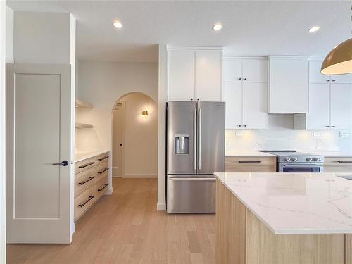 37 Fieldstone Crescent, Brandon, MB - Indoor Photo Showing Kitchen With Upgraded Kitchen