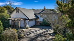 449 Victoria Ave Oak Bay, BC V8S 4M7