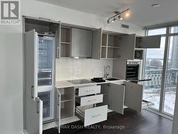806W - 27 BATHURST STREET  Toronto, ON M5V 0R1
