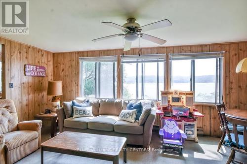379 Champlain Road, Penetanguishene, ON - Indoor Photo Showing Living Room