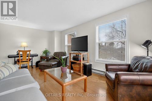 40 Appleby Private, Ottawa, ON - Indoor Photo Showing Living Room