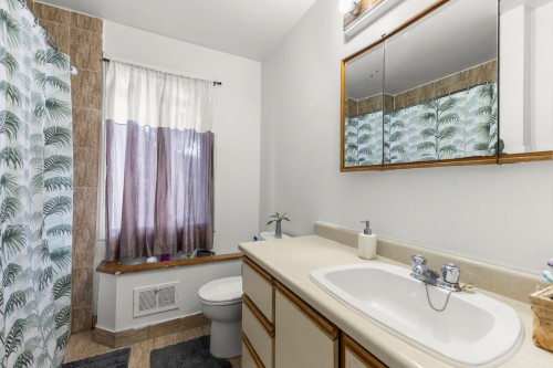 Bathroom - 4449 Boul. Jacques-Bizard, Montréal (Pierrefonds-Roxboro), QC - Indoor Photo Showing Bathroom