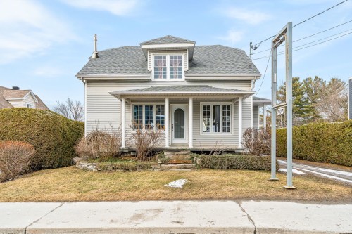 1107 Rue Principale E.  Magog, QC J1X 1Z6