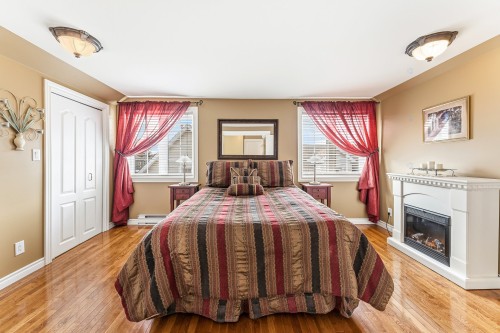 Chambre à coucher principale - 1107 Rue Principale E., Magog, QC - Indoor Photo Showing Bedroom With Fireplace