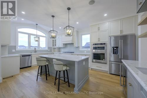 4038 Ayrshire Avenue, London South (South V), ON - Indoor Photo Showing Kitchen With Upgraded Kitchen