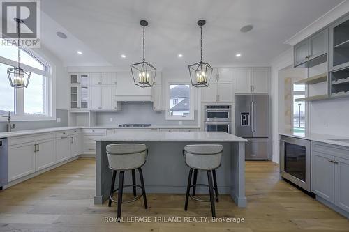 4038 Ayrshire Avenue, London South (South V), ON - Indoor Photo Showing Kitchen With Upgraded Kitchen