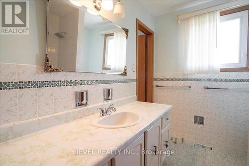 1296 Waterdown Road, Burlington, ON - Indoor Photo Showing Bathroom