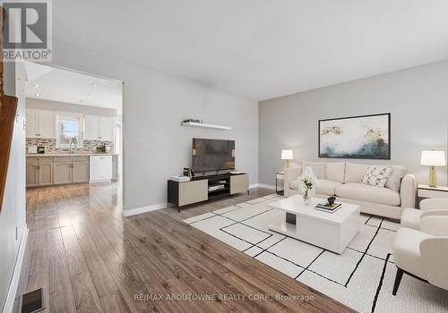 427 Bankside Crescent, Kitchener, ON - Indoor Photo Showing Living Room