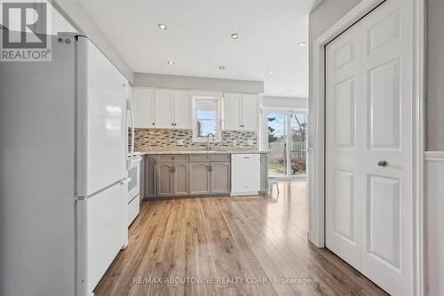 Nice kitchen with lots of storage space - 427 Bankside Crescent, Kitchener, ON - Indoor Photo Showing Kitchen