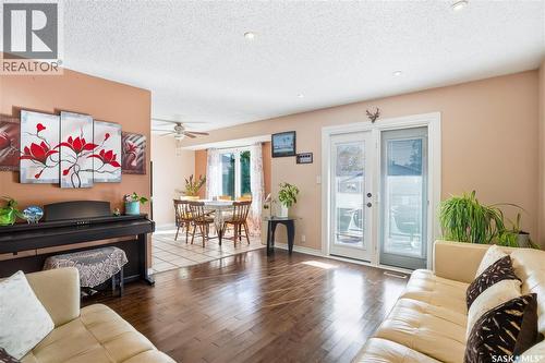 882 Samuels Crescent N, Regina, SK - Indoor Photo Showing Living Room
