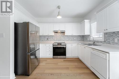 3896 Bloomington Crescent, Mississauga, ON - Indoor Photo Showing Kitchen With Stainless Steel Kitchen With Double Sink With Upgraded Kitchen