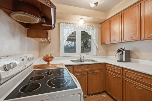 1389 Tyneburn Crescent, Mississauga, ON - Indoor Photo Showing Kitchen With Double Sink