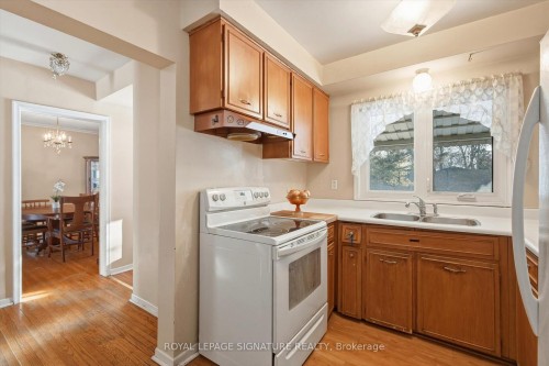 1389 Tyneburn Crescent, Mississauga, ON - Indoor Photo Showing Kitchen With Double Sink