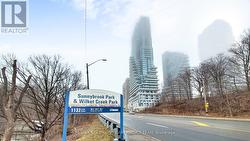 212 - 10 INN ON THE PARK DRIVE  Toronto, ON M3C 0P9