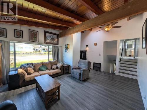 4029 Joyce Ave, Powell River, BC - Indoor Photo Showing Living Room