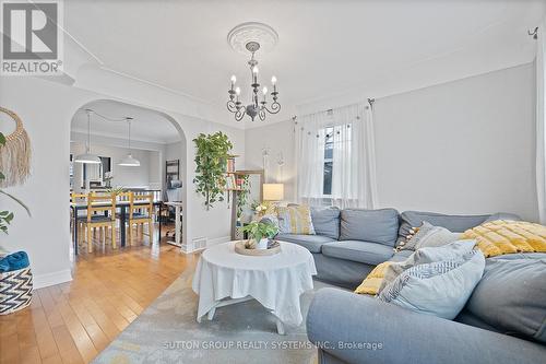 2399 Glenwood School Drive, Burlington, ON - Indoor Photo Showing Living Room
