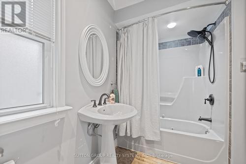 2399 Glenwood School Drive, Burlington, ON - Indoor Photo Showing Bathroom