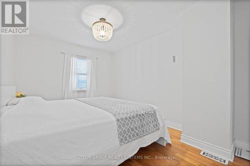 2399 Glenwood School Drive, Burlington, ON - Indoor Photo Showing Bedroom