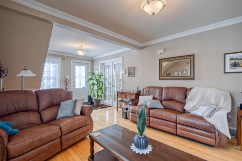Living Room - 227 Rue Therrien, Saint-Jean-Sur-Richelieu, QC - Indoor Photo Showing Living Room