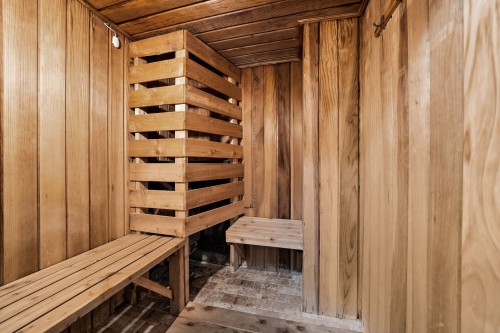 Spa - 508-750 Boul. Montpellier, Montréal (Saint-Laurent), QC - Indoor Photo Showing Other Room