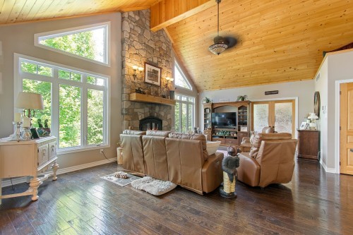 Salon - 287 Ch. Stephens, Otter Lake, QC - Indoor Photo Showing Living Room With Fireplace