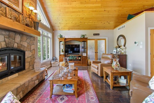 Salon - 287 Ch. Stephens, Otter Lake, QC - Indoor Photo Showing Living Room With Fireplace