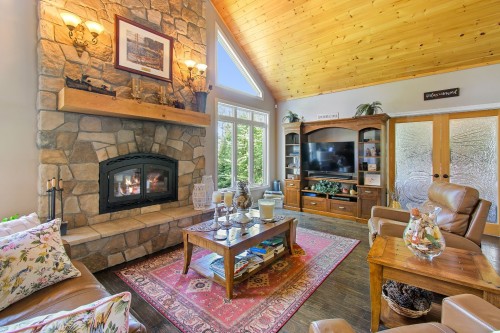 Salon - 287 Ch. Stephens, Otter Lake, QC - Indoor Photo Showing Living Room With Fireplace