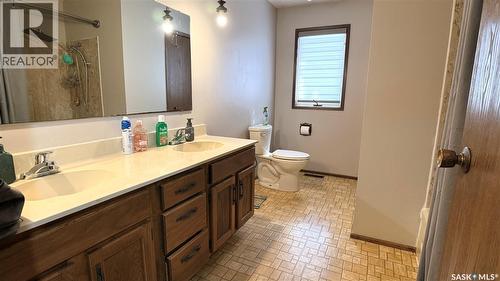 422 Spruce Drive, Estevan, SK - Indoor Photo Showing Bathroom