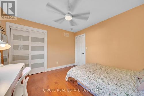 1043 Shaw Drive, Mississauga, ON - Indoor Photo Showing Bedroom