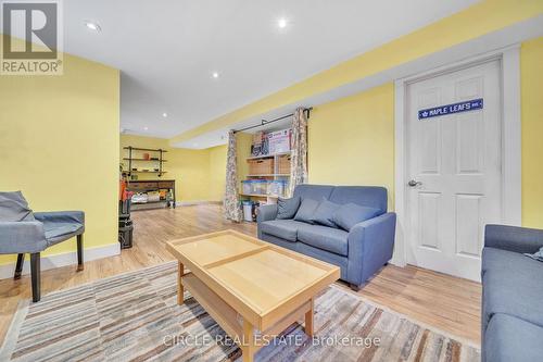 1043 Shaw Drive, Mississauga, ON - Indoor Photo Showing Living Room