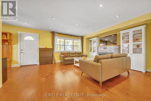 1043 Shaw Drive, Mississauga, ON - Indoor Photo Showing Living Room