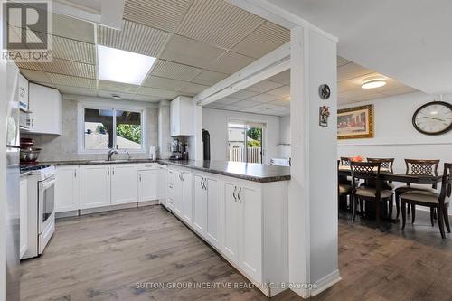 635 Wayne Crescent, Midland, ON - Indoor Photo Showing Kitchen With Upgraded Kitchen