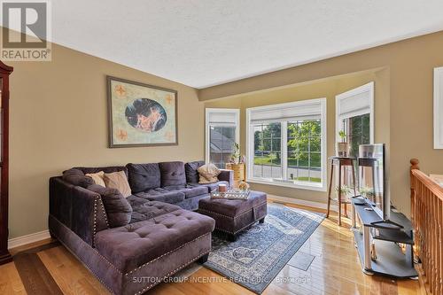 635 Wayne Crescent, Midland, ON - Indoor Photo Showing Living Room