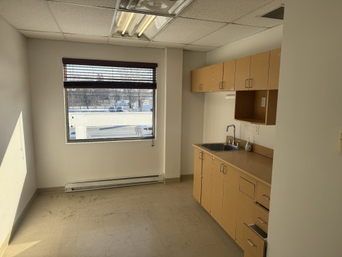 Bureau - 2080 Route Marie-Victorin, Varennes, QC - Indoor Photo Showing Kitchen