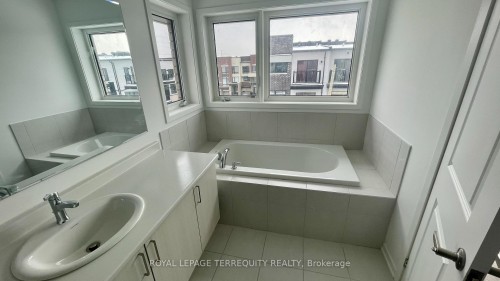 815 Stanstead Path, Oshawa, ON - Indoor Photo Showing Bathroom