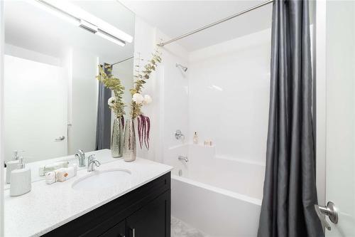 182 Moonlight Bay, Winnipeg, MB - Indoor Photo Showing Bathroom