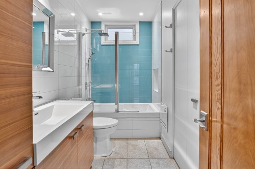 Bathroom - 8755 Av. De Chateaubriand, Montréal (Ahuntsic-Cartierville), QC - Indoor Photo Showing Bathroom