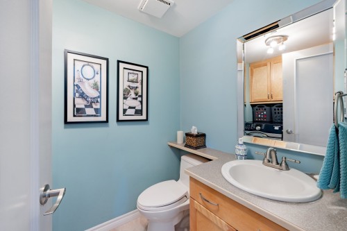 Powder room - 218 Rue Du Niagara, Kirkland, QC - Indoor Photo Showing Bathroom