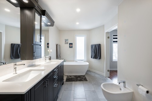 Master Bathroom - 218 Rue Du Niagara, Kirkland, QC - Indoor Photo Showing Bathroom