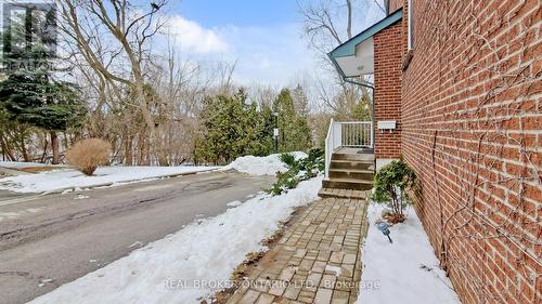 26 - 909 King Street W, Oshawa, ON - Outdoor