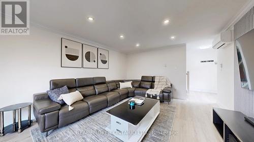 26 - 909 King Street W, Oshawa, ON - Indoor Photo Showing Living Room