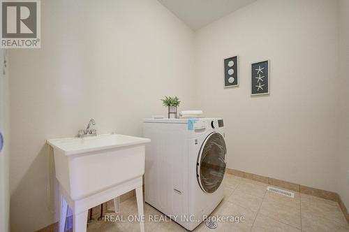 396 Thomas Phillips Drive, Aurora, ON - Indoor Photo Showing Laundry Room