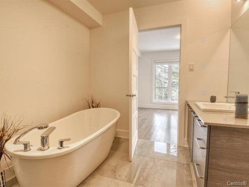 Master Bathroom - 18506 Boul. Gouin O., Montréal (Pierrefonds-Roxboro), QC - Indoor Photo Showing Bathroom